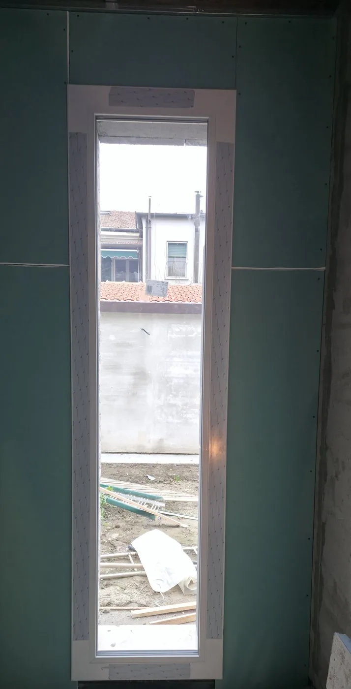 Spazio luminoso con grandi vetrate