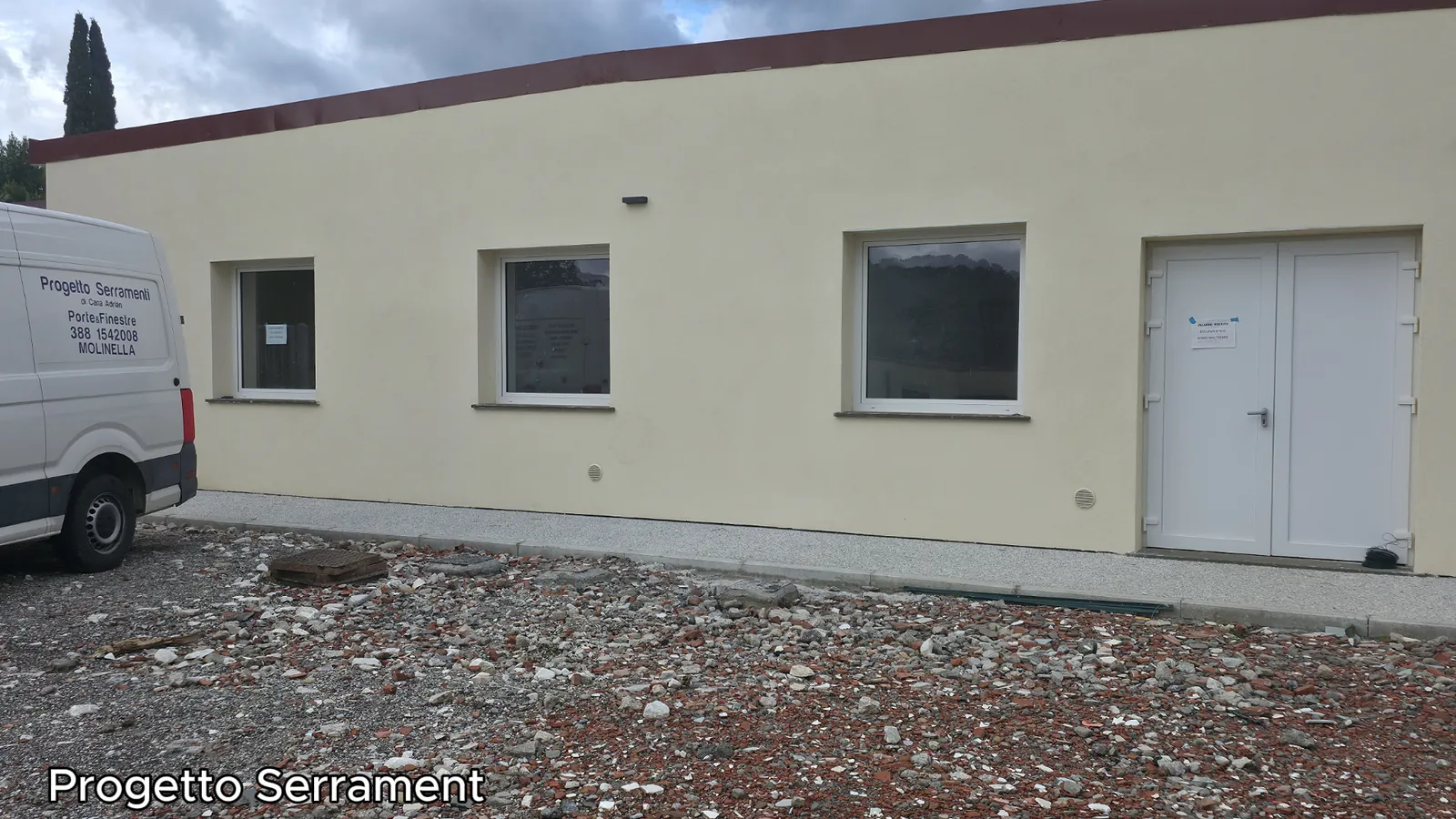 Cantiere con nuove finestre posate sul prospetto