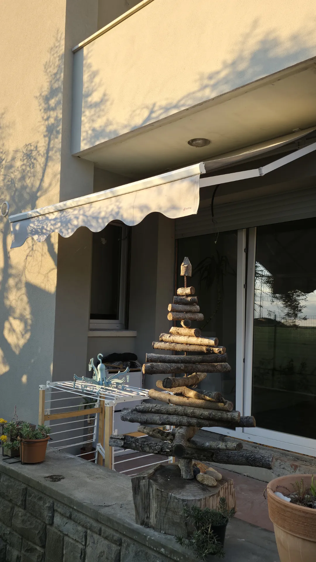 Tenda da sole su finestra al piano terra