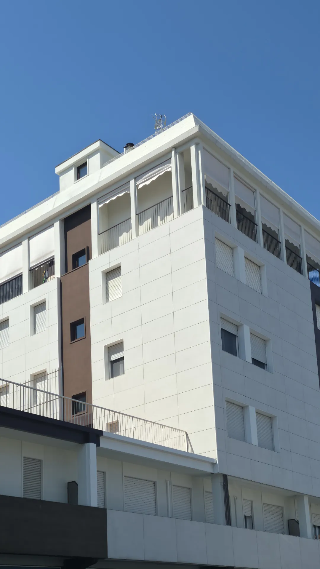 Condominio con nuovi infissi e ringhiere