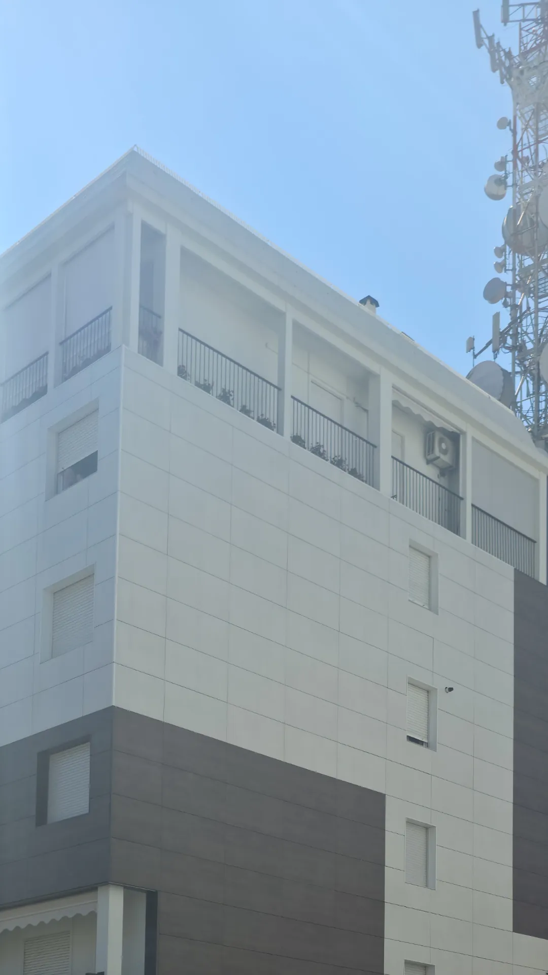 Prospetto di edificio con finestre nuove