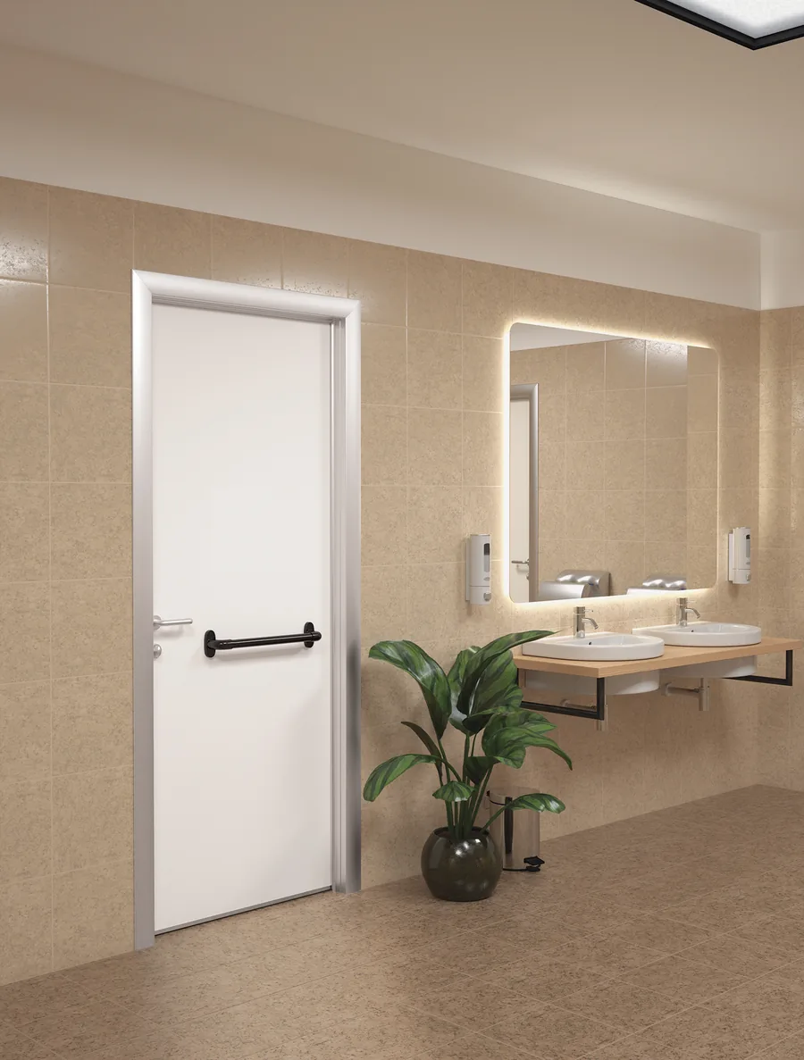 Bagno accessibile con porta a battente e maniglioni