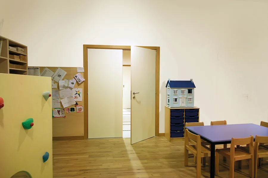 Aula con porte chiare e pareti colorate