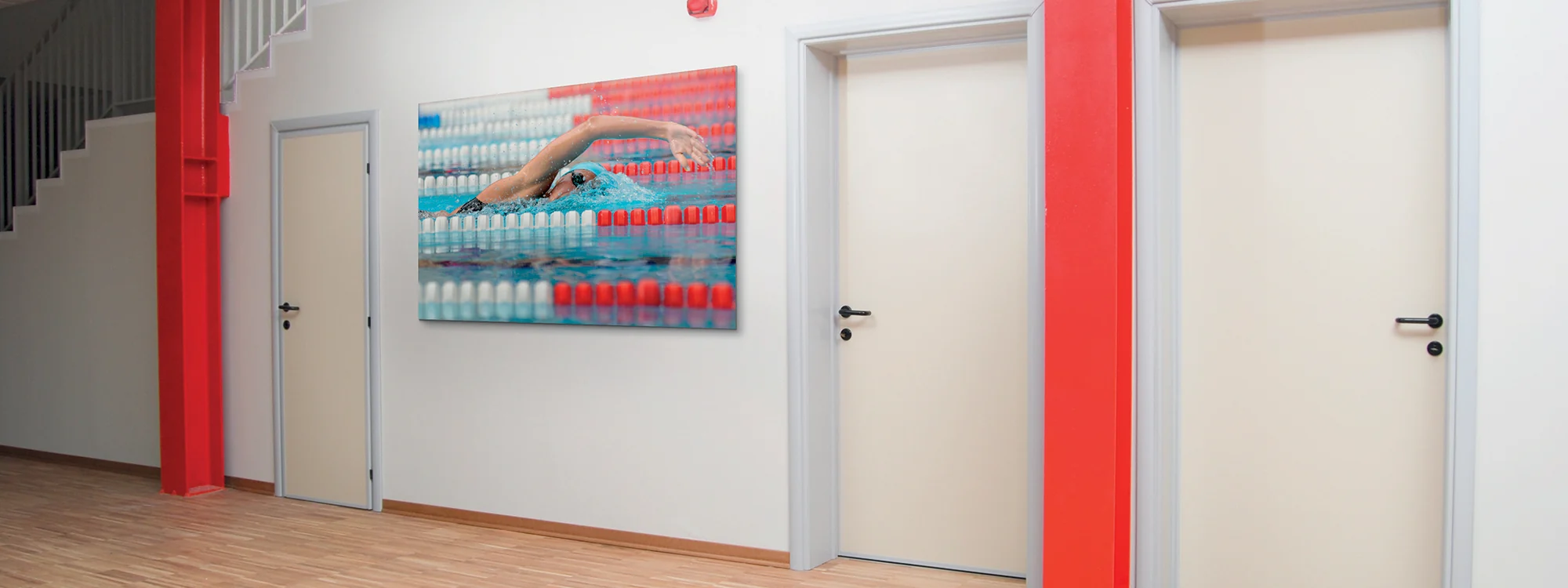 Porte tecniche in una palestra scolastica