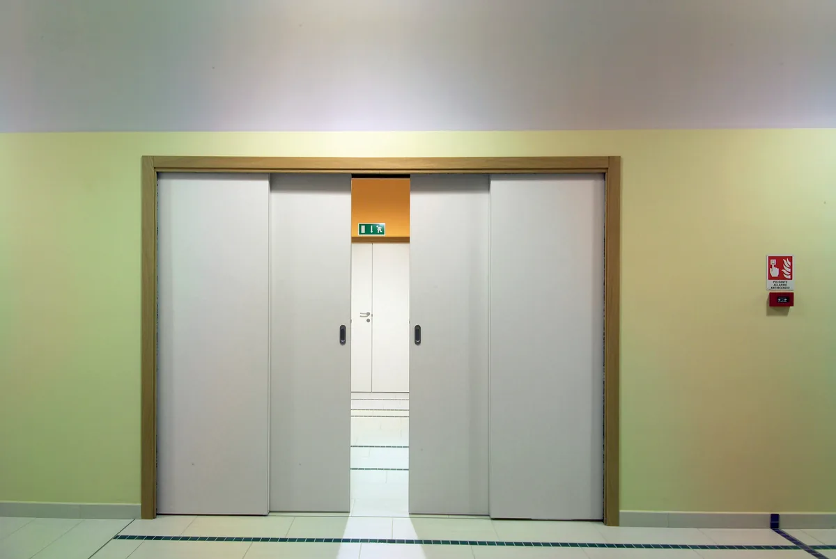 Porte doppie in un corridoio scolastico