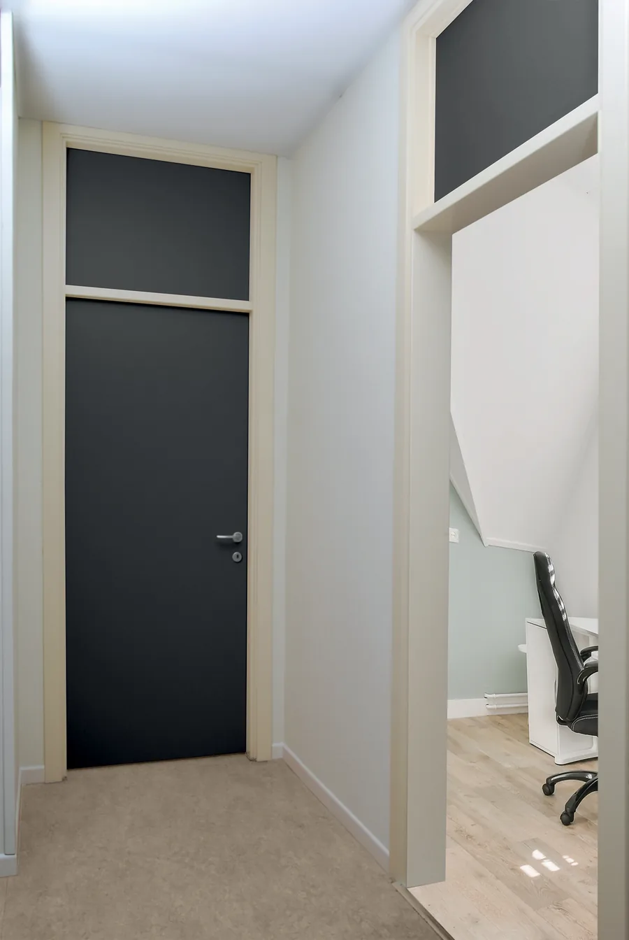 Porta scura in un ambiente commerciale