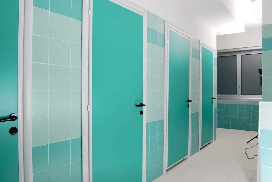 Cabine doccia con porte tecniche in ambiente piscina