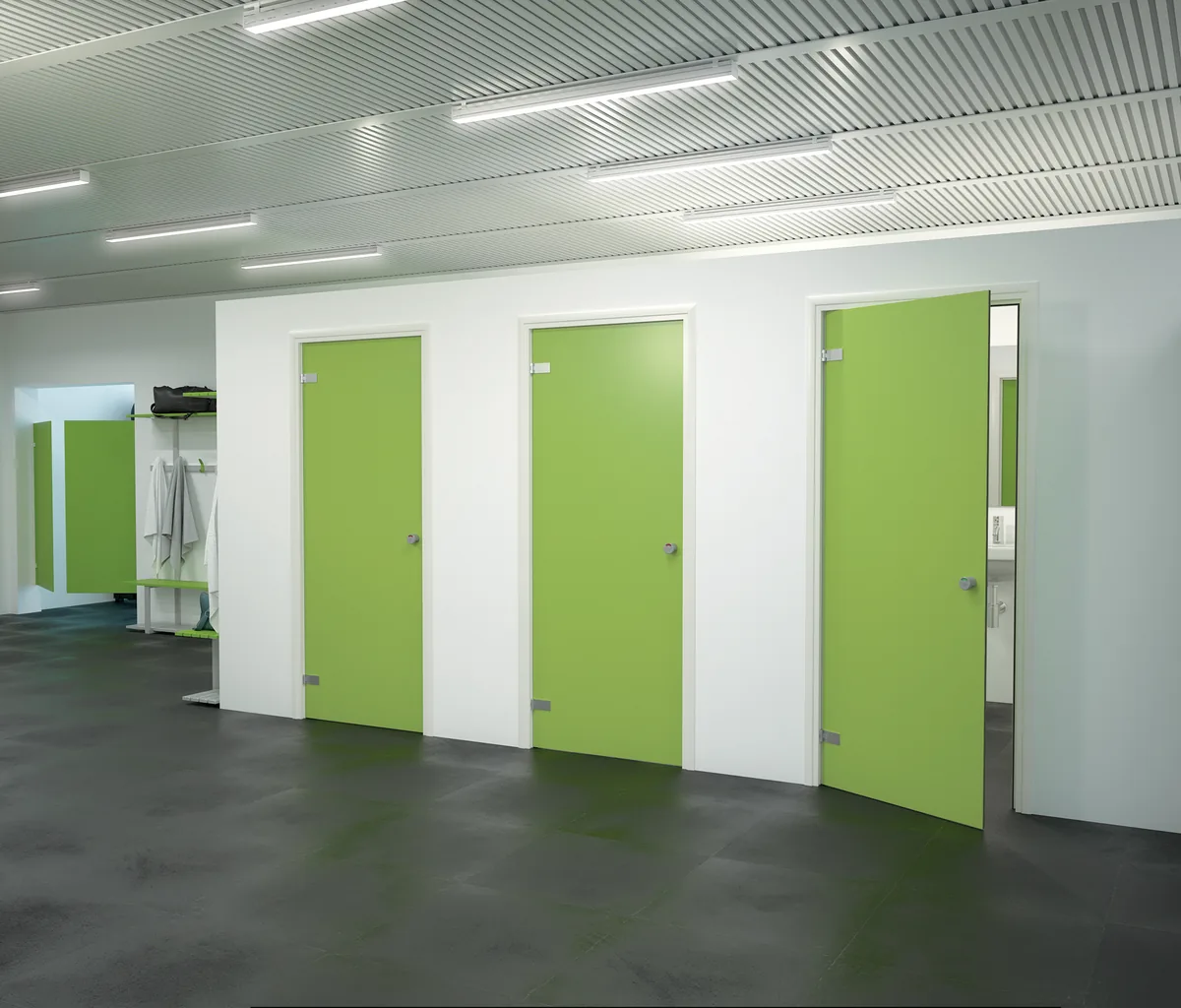 Porte verdi in una palestra scolastica