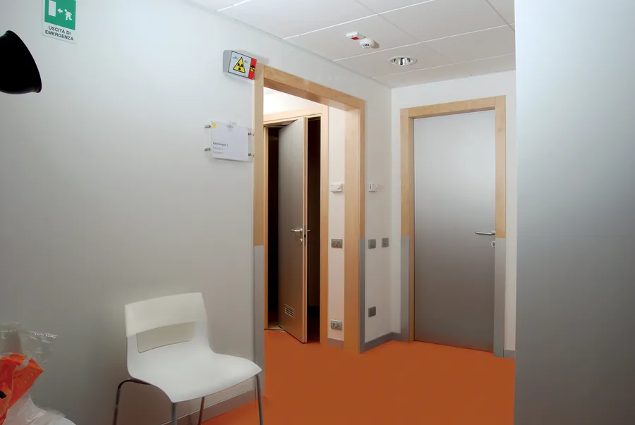 Corridoio di uffici con porte chiare