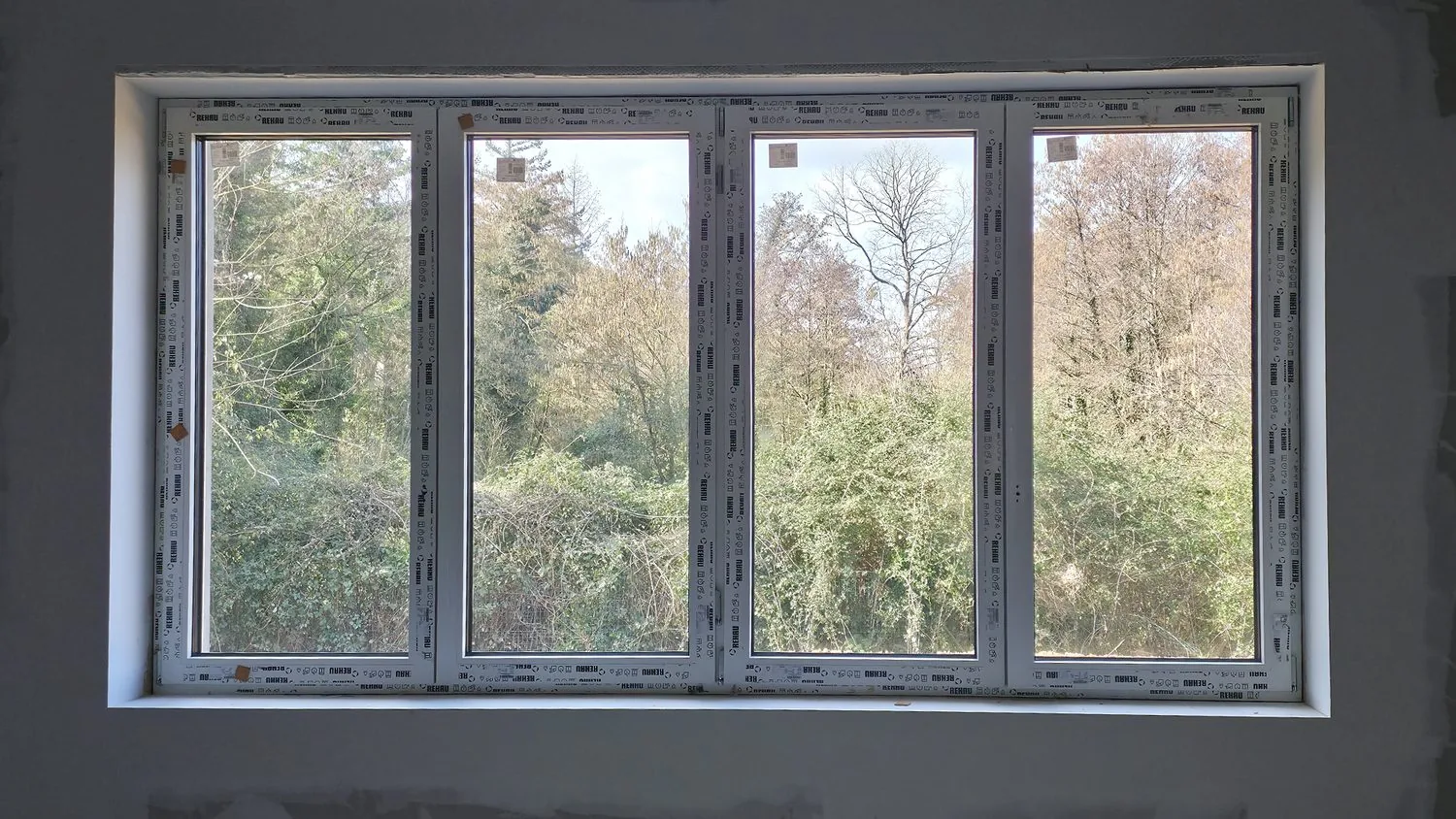 Nuova finestra REHAU in PVC dopo la sostituzione