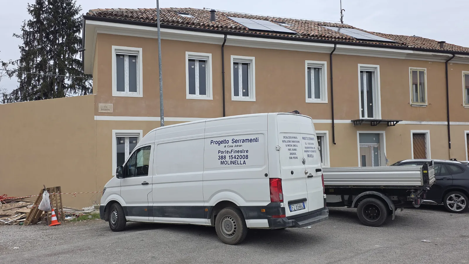 Furgone Progetto Serramenti davanti al cantiere