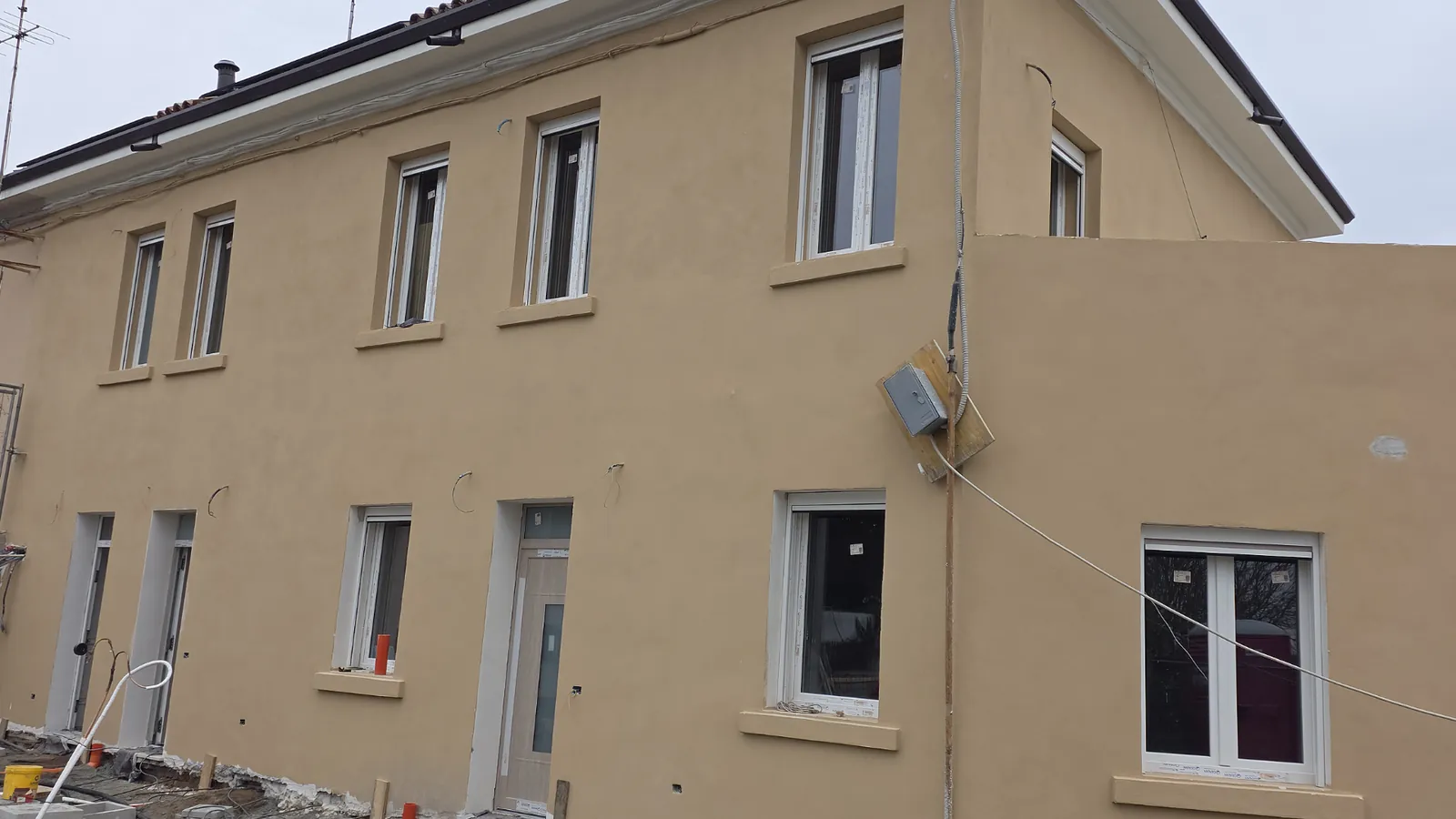 Palazzina con finestre sostituite una a una