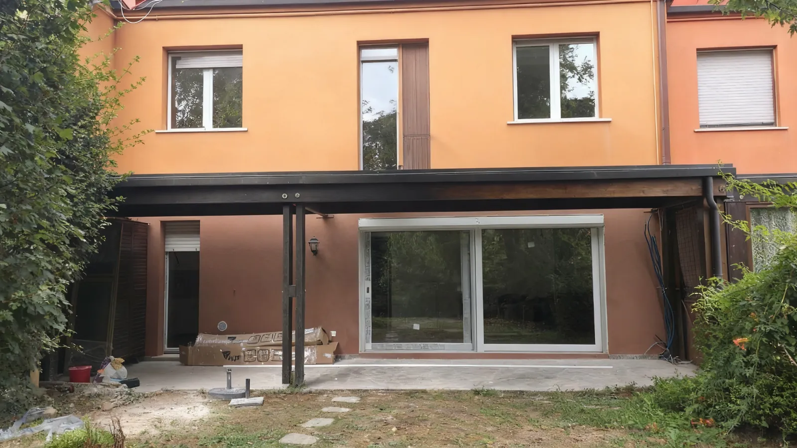 Villetta con veranda e ampie vetrate
