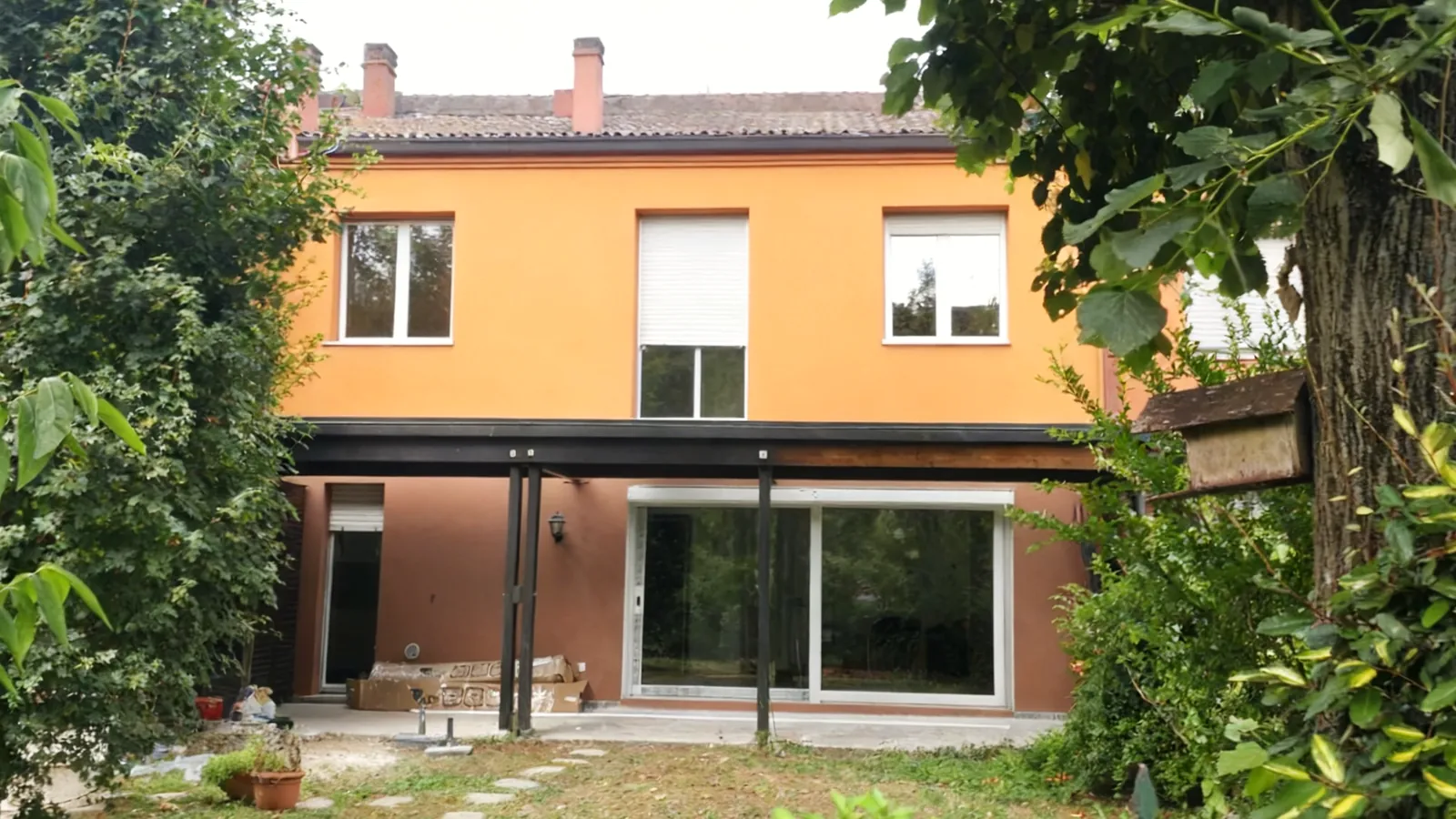 Casa con veranda vetrata sul retro