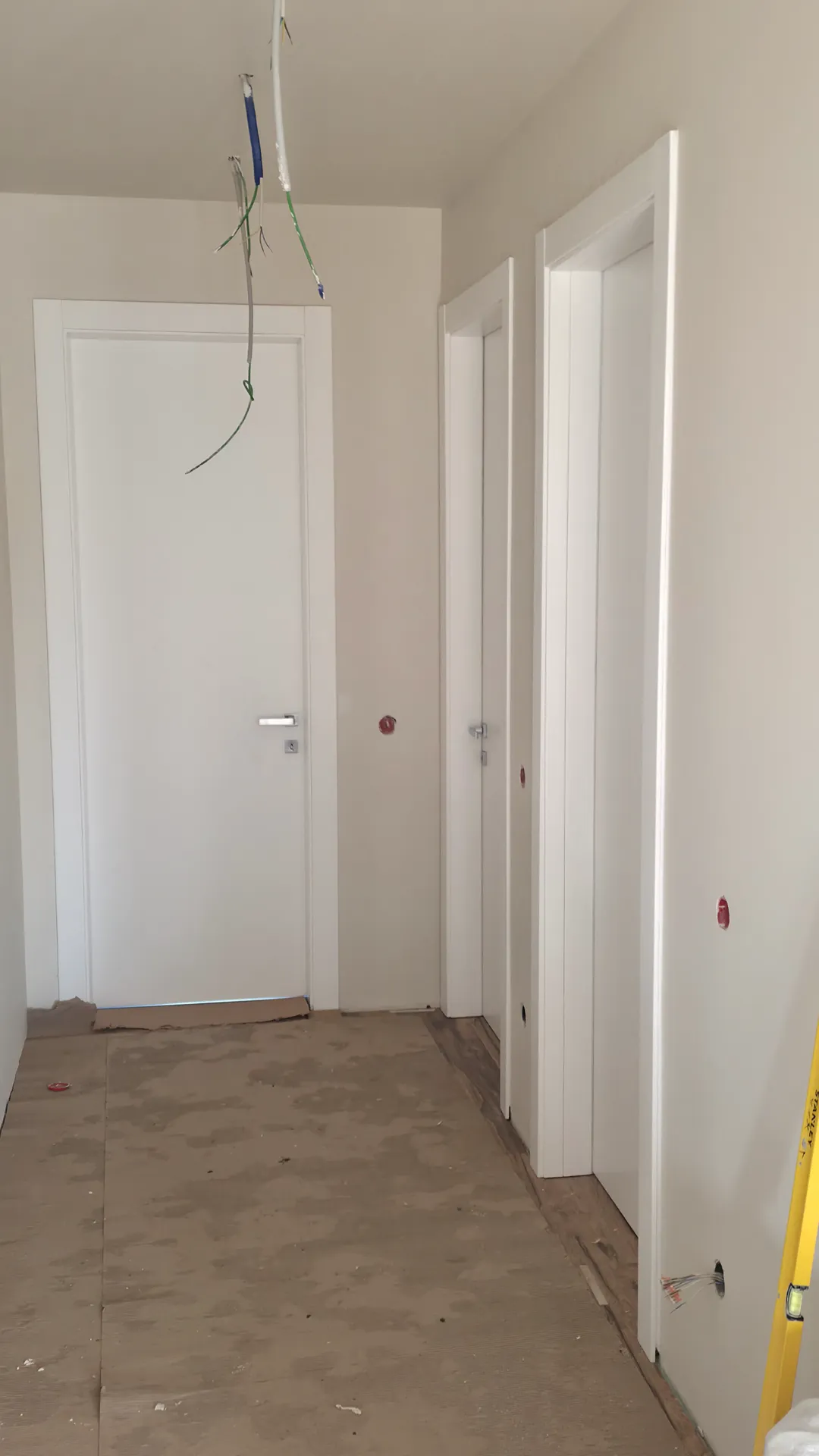 Corridoio con porte interne bianche in cantiere