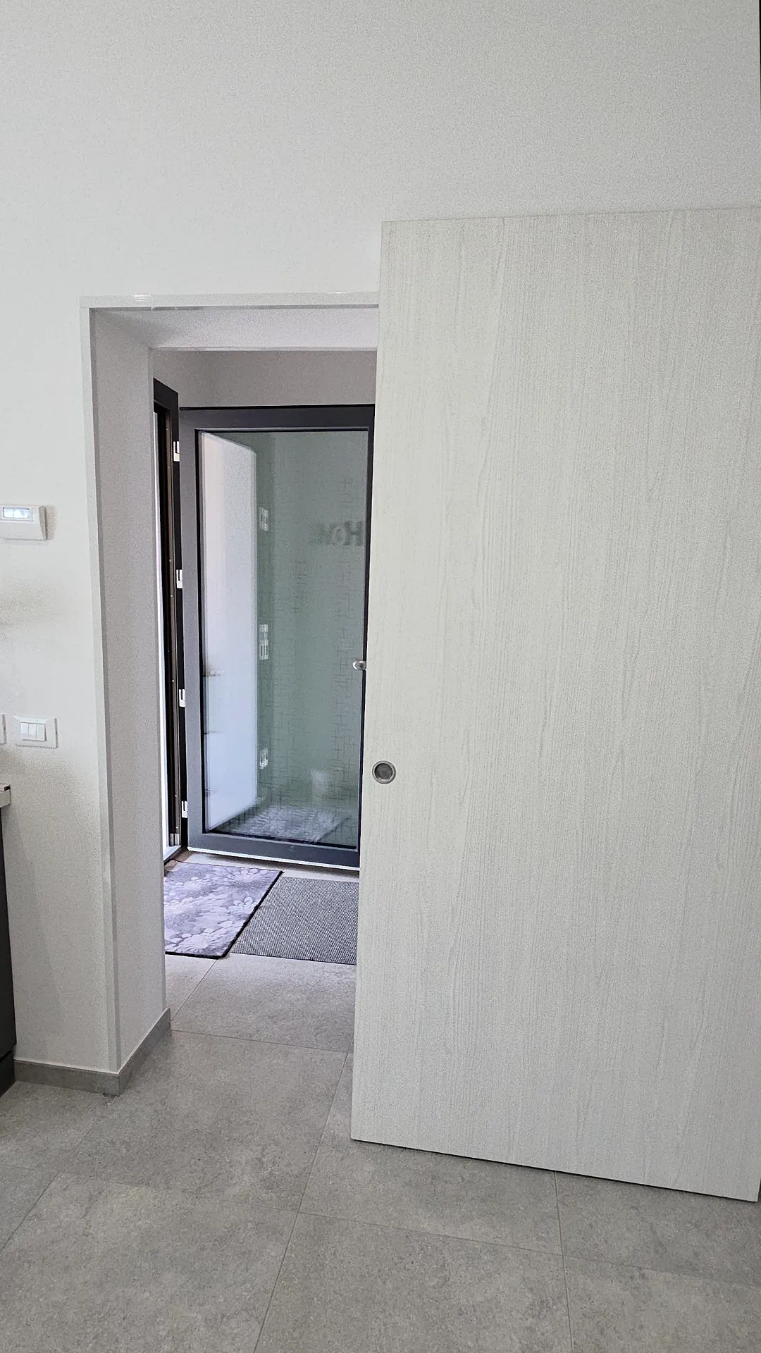 Porta interna aperta sull’ingresso con vetrata