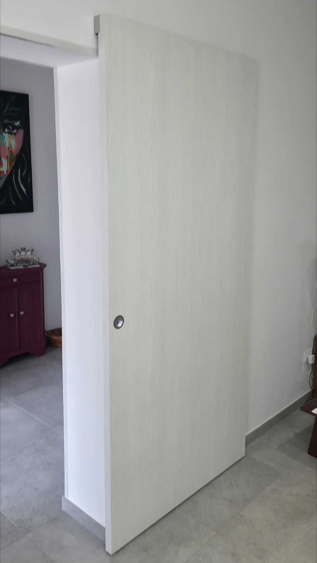 Porta interna bianca in appartamento arredato