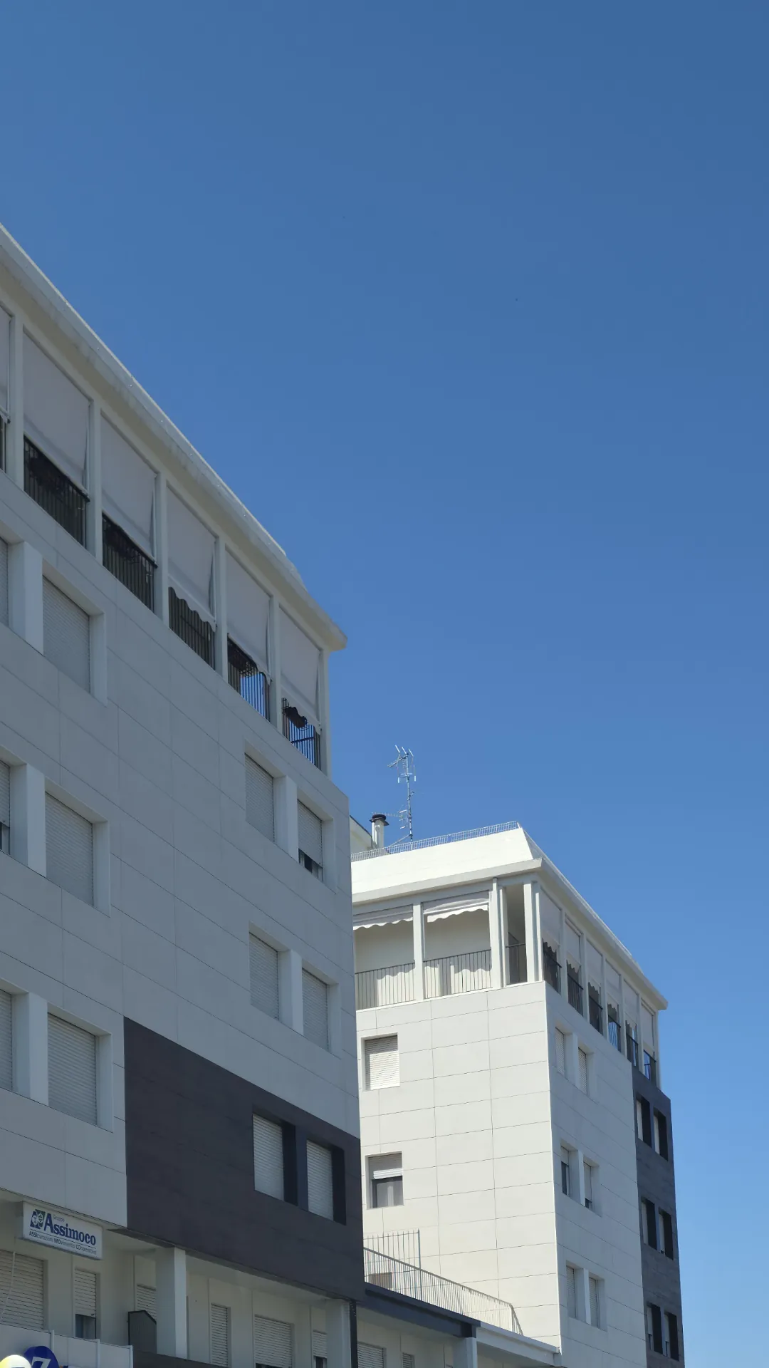 Angolo di palazzina con serramenti su misura